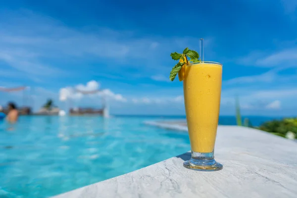 Glass Yellow Mango Smoothie Swimming Pool Sea Beach Background Summer — Stock Photo, Image