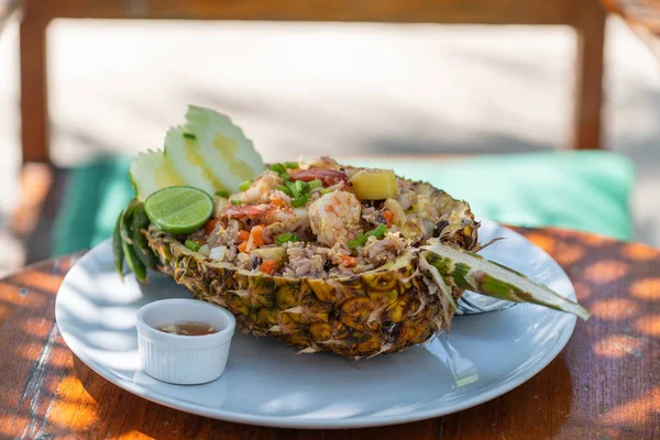 Ananaslı, sebzeli ve karidesli esmer pirinç, yakın plan.