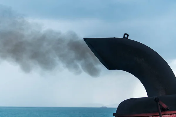从渡轮上冒出的烟背景 靠近泰国 轮渡或游轮的烟囱 烟囱污染了大气 空气污染和生态概念 — 图库照片