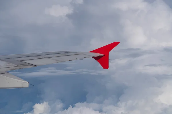 Sayap Pesawat Terbang Atas Awan Putih Langit Biru Tema Pariwisata — Stok Foto