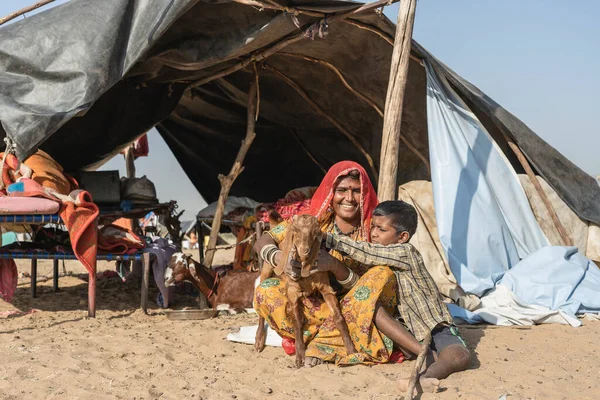 Pushkar Indie Listopadu 2018 Indiánská Rodina Žije Chýši Poušti Právě — Stock fotografie