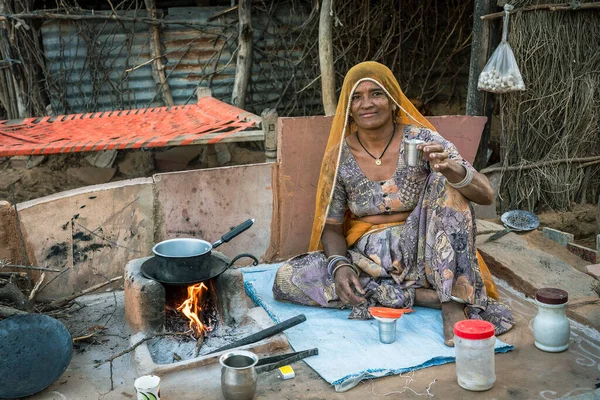 Pushkar Indie Listopada 2018 Hinduska Kobieta Robi Herbatę Dla Swojej — Zdjęcie stockowe