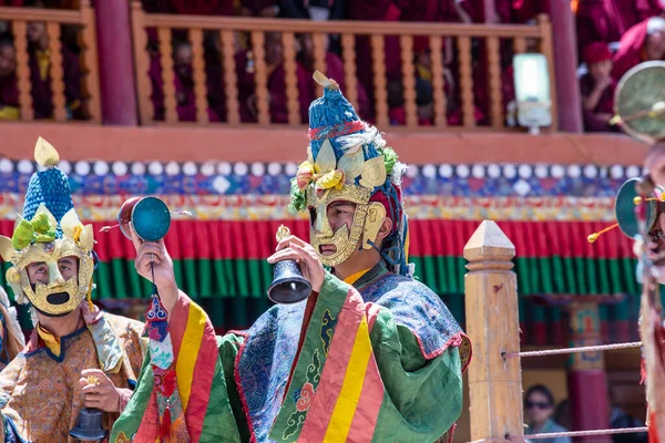 Ladakh, Kuzey Hindistan - 26 Haziran 2015: Mistik bir maske takan Tibetli adam, Kuzey Hindistan 'daki Leh yakınlarındaki Hemis Manastırı' ndaki Budist Festivali sırasında dans etti.