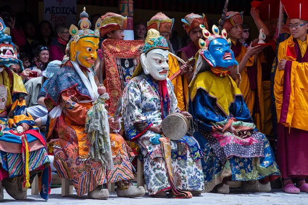 Ladakh, Kuzey Hindistan - 26 Haziran 2015: Mistik bir maske takan Tibetli adam, Kuzey Hindistan 'daki Leh yakınlarındaki Hemis Manastırı' ndaki Budist Festivali sırasında dans etti.