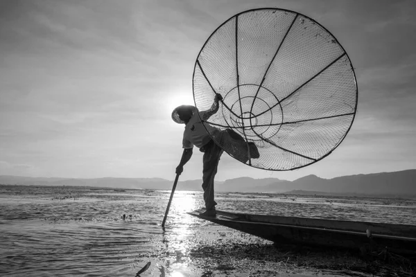 ミャンマーのインレー湖 2016年1月14日 伝統的な方法で手作りの網で魚をキャッチ竹のボートにビルマの漁師 インレー湖 ミャンマー ビルマ 黒と白 — ストック写真