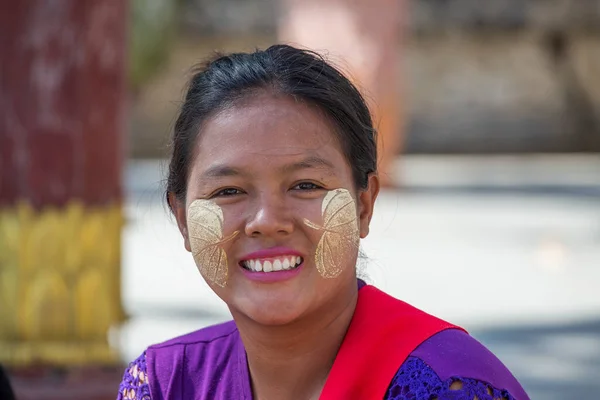 ミャンマーのマンダレー 2016年1月16日 ミャンマーのマンダレーで路上市場で笑顔でタナカと幸せな若いミャンマーの女の子 — ストック写真
