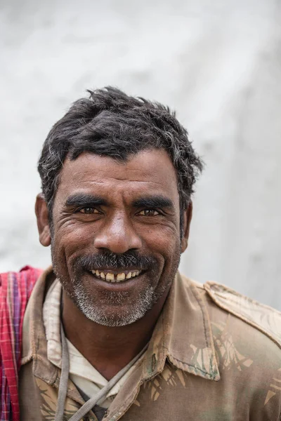 Yeni Delhi, Hindistan - 23 Ocak 2017: Hintli fakir adam Yeni Delhi, Hindistan 'daki Hindistan Günü geçit töreninin hazırlıklarını görmeye geldi