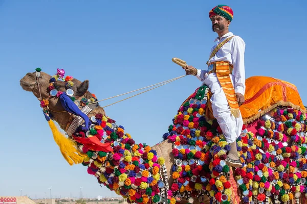 Jaisalmer Índia Fevereiro 2017 Homem Indiano Camelo Vestindo Vestido Tradicional — Fotografia de Stock