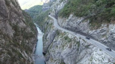 Tara Nehri Kanyonu, Kuzey Karadağ, Avrupa, seyahat ve doğa konseptinde arabalı büyük dağlar ve yol manzarası