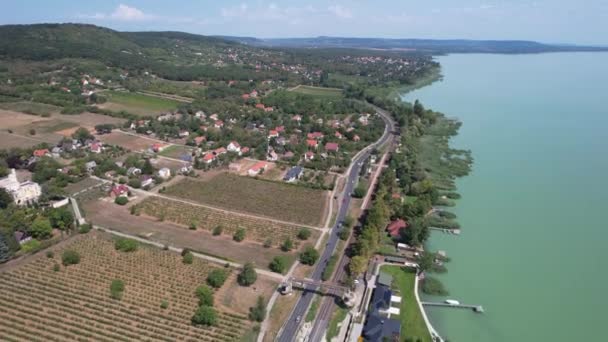 Veduta Aerea Del Lago Balaton Strada Con Auto Lungo Lago — Video Stock