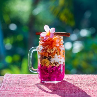 Müsli papaya, avokado, ejderha meyvesi, muz ve yoğurt ile kaplanmış. Bali Adası, Ubud, Endonezya