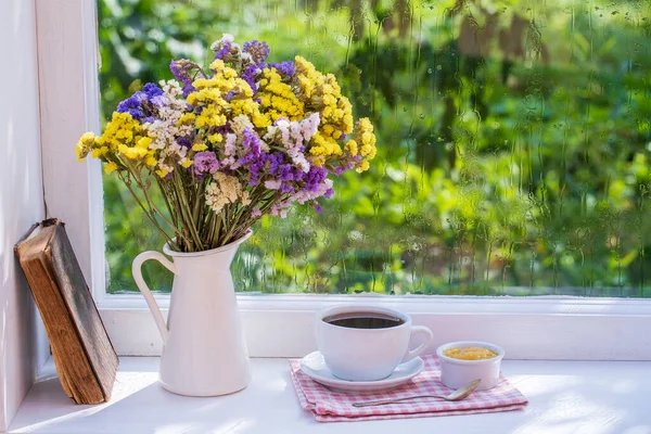 Vecchio Libro Bouquet Colorato Fiori Tazza Bianco Sfondo Finestra Con — Foto Stock