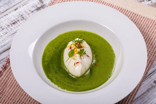 Πράσινη Σάλτσα Αυγό Ποσέ Λευκό Πιάτο Κλείσιμο — Φωτογραφία Αρχείου