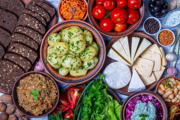 Gesorteerd Voedsel Gekookte Jonge Aardappelen Bonen Gevlochten Kool Bietensalade Met — Stockfoto