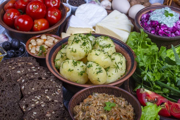 Comida Variada Batatas Jovens Cozidas Feijão Repolho Refogado Salada Beterraba — Fotografia de Stock