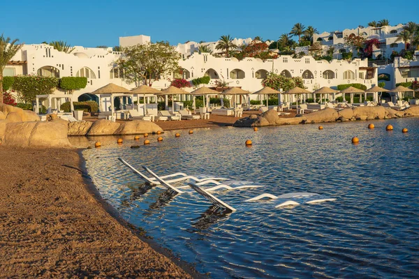 Edifici Sedie Sdraio Palme Nella Calma Acqua Del Mar Rosso — Foto Stock