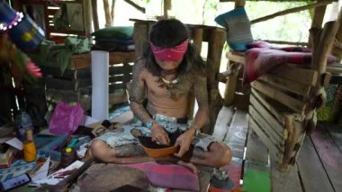 Koh Phangan, Tayland - Şubat, 06, 2022: Taylandlı zanaatkar Koh Phangan, Tayland 'da bir sokak pazarında deri çantalar dikiyor.