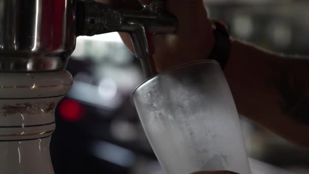 Barman Giet Bier Glas Met Schuim Close — Stockvideo