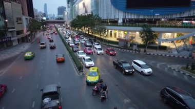 Bangkok, Tayland - Jan, 20, 2022: Bangkok, Tayland 'da yoğun saatlerde otoyolda giden ambulans