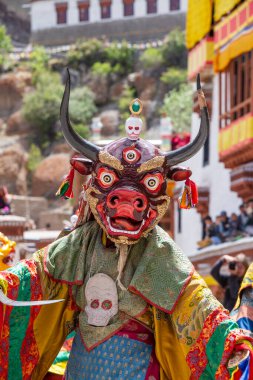 Hemis 'in Cham dansı festivali, Kuzey Hindistan' ın Ladakh kentindeki kötülüğe karşı kazanılan zaferi kutlayan Lamalar tarafından yapılan maskeli danstır. Tibetli adam dans ediyor.