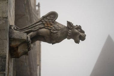 Gargoyle heykeli, kimeralar, ortaçağ kanatlı canavarı şeklinde, Bana Hill 'deki kraliyet şatosundan, Da Nang, Vietnam' daki turizm alanından. Danang yakınlarındaki bir Fransız köyünde eski bir gotik canavar.