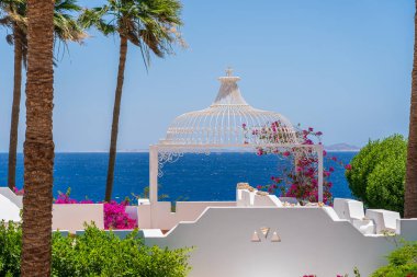 Kızıl Deniz kıyısına bakan evin çatısında, Mısır 'ın Sharm El Sheikh tatil köyünde, Sina Körfezi, Afrika' da,