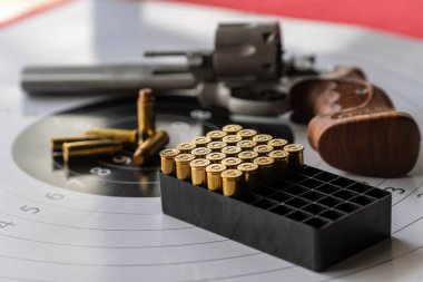Tabanca ve kurşunlar hedefin arka planında, yaklaşın.