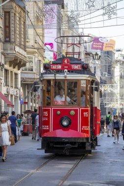 İstanbul, Türkiye - 7 Temmuz 2014: İstanbul, Türkiye 'nin merkezinde bulunan istiklal Bulvarı' nda bulunan Taksim Tüneli Nostalji Tramvayı durağan sokak boyunca yürüyor