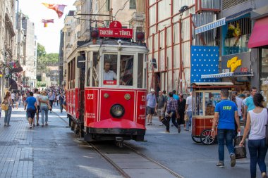 İstanbul, Türkiye - 7 Temmuz 2014: İstanbul, Türkiye 'nin merkezinde bulunan istiklal Bulvarı' nda bulunan Taksim Tüneli Nostalji Tramvayı durağan sokak boyunca yürüyor