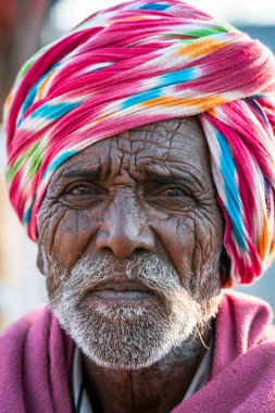 Pushkar, Hindistan - 14 Kasım 2018: Hindistan 'ın kutsal şehri Pushkar, Rajasthan yakınlarındaki Pushkar Camel Mela sırasında çölde yaşayan Hintli adam. Bu fuar dünyanın en büyük deve ticaret fuarı.