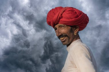 Pushkar, Hindistan - 14 Kasım 2018: Hindistan 'ın kutsal şehri Pushkar, Rajasthan yakınlarındaki Pushkar Camel Mela sırasında çölde yaşayan Hintli adam. Bu fuar dünyanın en büyük deve ticaret fuarı.