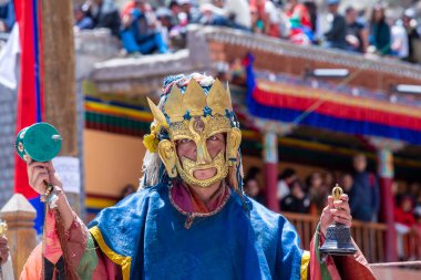 Ladakh, Kuzey Hindistan - 26 Haziran 2015: Mistik bir maske takan Tibetli adam, Kuzey Hindistan 'daki Leh yakınlarındaki Hemis Manastırı' ndaki Budist Festivali sırasında dans etti.