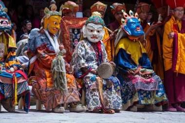 Ladakh, Kuzey Hindistan - 26 Haziran 2015: Mistik bir maske takan Tibetli adam, Kuzey Hindistan 'daki Leh yakınlarındaki Hemis Manastırı' ndaki Budist Festivali sırasında dans etti.