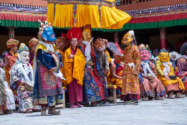 Ladakh, Kuzey Hindistan - 26 Haziran 2015: Mistik bir maske takan Tibetli adam, Kuzey Hindistan 'daki Leh yakınlarındaki Hemis Manastırı' ndaki Budist Festivali sırasında dans etti.