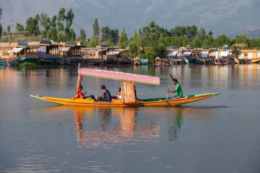 Srinagar, Hindistan - Temmuz 02, 2015: Dal Gölü 'nde yaşam tarzı, Hindistan' ın Srinagar, Jammu ve Kashmir eyaletlerinde küçük bir taşımacılık teknesi olan Shikara 'yı kullanıyor.