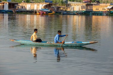 Srinagar, Hindistan - Temmuz 02, 2015: Dal Gölü 'nde yaşam tarzı, Hindistan' ın Srinagar, Jammu ve Kashmir eyaletlerinde küçük bir taşımacılık teknesi olan Shikara 'yı kullanıyor.