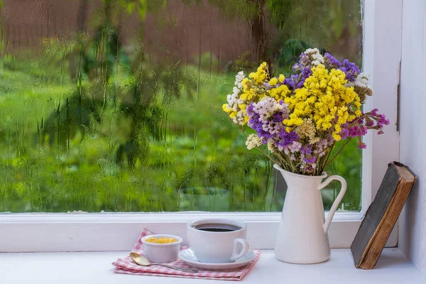 Vieux Livre Bouquet Coloré Fleurs Tasse Thé Blanc Sur Fond — Photo