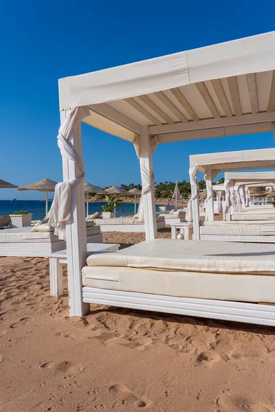 Bílý Sluneční Přístřešek Matrací Luxusní Písečné Pláži Tropickém Letovisku Pobřeží — Stock fotografie