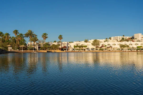 Edificios Tumbonas Sombrillas Reflejan Tranquilo Agua Mar Playa Ciudad Turística —  Fotos de Stock