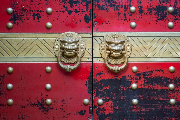 Vintage Knocker Porte Poignées Style Asiatique Sur Les Portes Peintes — Photo
