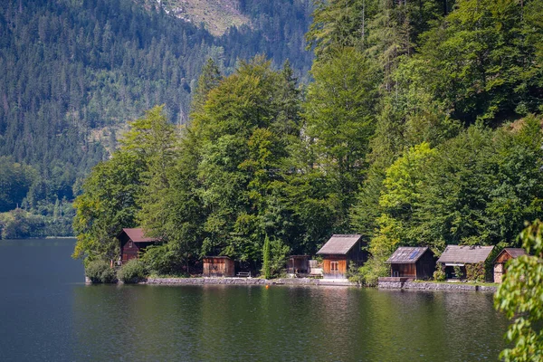 Malownicze Widoki Małe Drewniane Domki Nad Jeziorem Pobliżu Górskiej Wioski — Zdjęcie stockowe