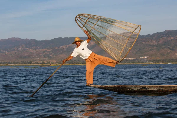 Lago Inle Mianmar Janeiro 2016 Pescador Birmanês Barco Bambu Captura — Fotografia de Stock