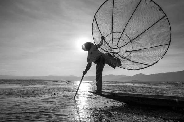 ミャンマーのインレー湖 2016年1月14日 伝統的な方法で手作りの網で魚をキャッチ竹のボートにビルマの漁師 インレー湖 ミャンマー ビルマ 黒と白 — ストック写真