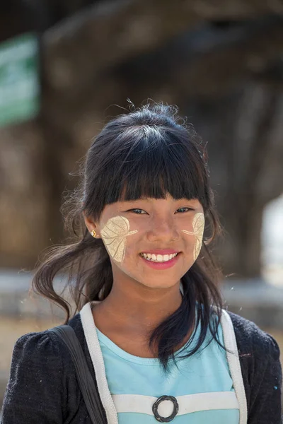 Mandalay Myanmar Birma Stycznia 2016 Szczęśliwa Młoda Myanmar Dziewczyna Tanaką — Zdjęcie stockowe