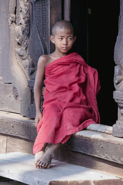 Mandalay Myanmar Burma Januar 2016 Junge Mönche Sitzen Und Betrachten — Stockfoto