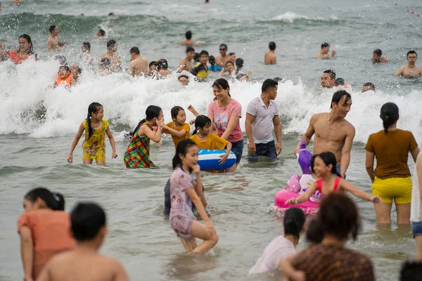 Danang Vietnam Junio 2020 Las Familias Vietnamitas Relajan Playa Nadan — Foto de Stock