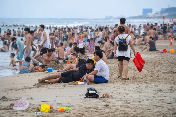 Danang Vietnã Junho 2020 Famílias Vietnamitas Relaxam Praia Nadam Mar — Fotografia de Stock