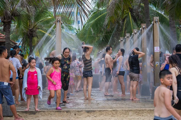 Danang Vietnam Junio 2020 Gente Local Vietnamita Ducha Playa Después —  Fotos de Stock