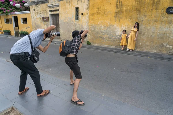 越南海安 2020年6月29日 两名越南摄影师在越南海安市的黄墙旁边给母亲和女儿拍照 — 图库照片