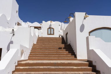 Merdiven detayları ve Mısır 'ın Sharm El Sheikh caddesinde beyaz bir evin duvarı, mimari konsept.